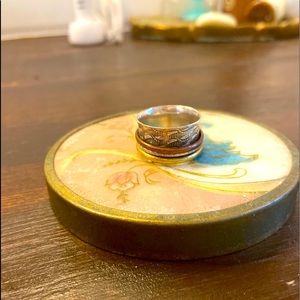 Sz 8.5 spinner ring. Sterling silver